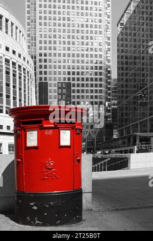 Boîte de pilier à double ouverture rouge anglais isolée de couleur dans le quai Canary sur un environnement noir et blanc. Banque D'Images