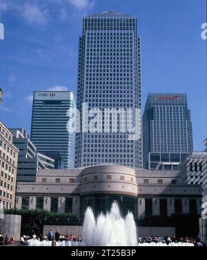 Angleterre. Londres. Canary Wharf. Cabot Square avec fontaine. Banque D'Images