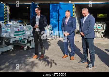 Znojmo, République tchèque. 17 octobre 2023. L'hôpital de Znojmo remet plus de 238 lits désaffectés pour quatre hôpitaux de la région de Kherson et de Dnipro, 17 octobre 2023, Znojmo. Photo de gauche à droite : Jan Grolich, gouverneur de Moravie du Sud, Karel Podzimek, conseiller régional, Martin Pavlik, directeur de l'hôpital de Znojmo. Crédit : Patrik Uhlir/CTK photo/Alamy Live News Banque D'Images