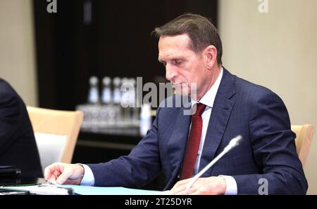 Novo-Ogaryovo, Russie. 16 octobre 2023. Sergei Narychkine, directeur du service russe de renseignement extérieur, avant une réunion en face à face présidée par le président Vladimir Poutine à la résidence présidentielle de Novo-Ogaryovo, le 16 octobre 2023 à l'extérieur de Moscou, en Russie. Crédit : Gavriil Grigorov/Kremlin Pool/Alamy Live News Banque D'Images