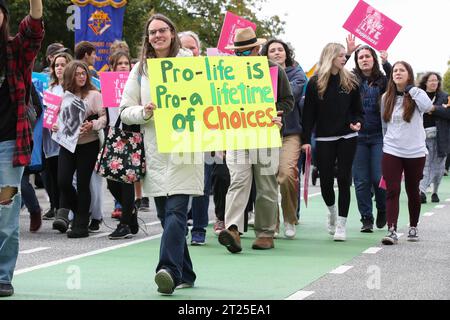 Harrisburg, États-Unis. 16 octobre 2023. Les manifestants brandissent des pancartes tout en marchant lors de la troisième Marche annuelle de Pennsylvanie pour la vie. Des milliers de personnes se sont réunies au Capitole de Pennsylvanie pour exprimer leurs opinions anti-avortement lors de la Marche de Pennsylvanie pour la vie. Crédit : SOPA Images Limited/Alamy Live News Banque D'Images