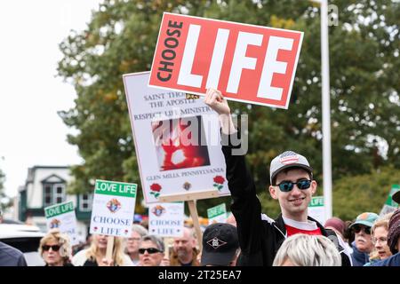 Harrisburg, États-Unis. 16 octobre 2023. Un manifestant tient une pancarte pendant la troisième Marche annuelle de Pennsylvanie pour la vie. Des milliers de personnes se sont réunies au Capitole de Pennsylvanie pour exprimer leurs opinions anti-avortement lors de la Marche de Pennsylvanie pour la vie. Crédit : SOPA Images Limited/Alamy Live News Banque D'Images