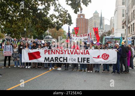 Harrisburg, États-Unis. 16 octobre 2023. Les manifestants tiennent une bannière lors de la troisième Marche annuelle de Pennsylvanie pour la vie. Des milliers de personnes se sont réunies au Capitole de Pennsylvanie pour exprimer leurs opinions anti-avortement lors de la Marche de Pennsylvanie pour la vie. Crédit : SOPA Images Limited/Alamy Live News Banque D'Images