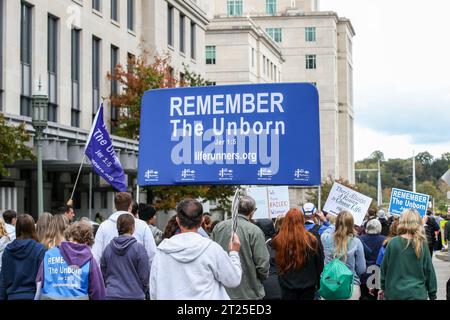 Harrisburg, États-Unis. 16 octobre 2023. Les manifestants brandissent des pancartes tout en marchant lors de la troisième Marche annuelle de Pennsylvanie pour la vie. Des milliers de personnes se sont réunies au Capitole de Pennsylvanie pour exprimer leurs opinions anti-avortement lors de la Marche de Pennsylvanie pour la vie. Crédit : SOPA Images Limited/Alamy Live News Banque D'Images