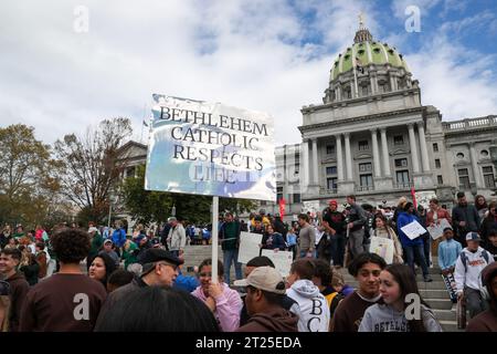Harrisburg, États-Unis. 16 octobre 2023. Un manifestant tient une pancarte pendant la troisième Marche annuelle de Pennsylvanie pour la vie. Des milliers de personnes se sont réunies au Capitole de Pennsylvanie pour exprimer leurs opinions anti-avortement lors de la Marche de Pennsylvanie pour la vie. Crédit : SOPA Images Limited/Alamy Live News Banque D'Images