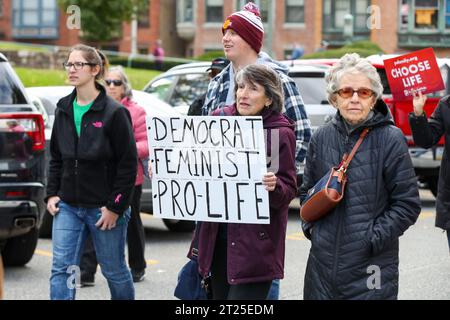 Harrisburg, États-Unis. 16 octobre 2023. Une femme tient une pancarte pendant la troisième Marche annuelle de Pennsylvanie pour la vie. Des milliers de personnes se sont réunies au Capitole de Pennsylvanie pour exprimer leurs opinions anti-avortement lors de la Marche de Pennsylvanie pour la vie. Crédit : SOPA Images Limited/Alamy Live News Banque D'Images