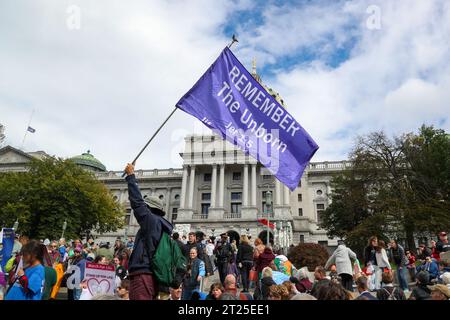 Harrisburg, États-Unis. 16 octobre 2023. Un manifestant tient un drapeau lors de la troisième Marche annuelle de Pennsylvanie pour la vie. Des milliers de personnes se sont réunies au Capitole de Pennsylvanie pour exprimer leurs opinions anti-avortement lors de la Marche de Pennsylvanie pour la vie. Crédit : SOPA Images Limited/Alamy Live News Banque D'Images