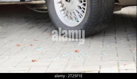 Pneu d'automobile et morceaux de verre brisé, bris de voiture dans la voiture, traces de crime, accident de voiture Banque D'Images