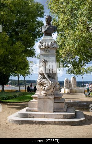 Le monument du Dr Francisco Eduardo de Barahona Fragoso dans le jardin de Diane. Vieille ville, Evora, Alentejo, Portugal Banque D'Images