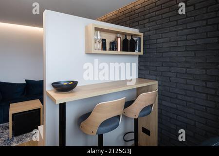 Comptoir de bar compact ou salle à manger dans un petit appartement urbain Banque D'Images