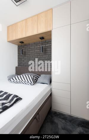 Petit design intérieur urbain moderne de chambre Banque D'Images