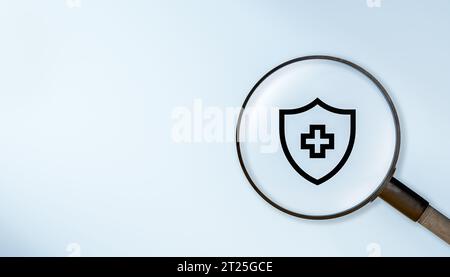 Concept d'assurance maladie. magnifier l'icône médicale de la santé, la santé et l'accès au concept de santé de bien-être. Concept assurance, santé et bien-être. POSI Banque D'Images