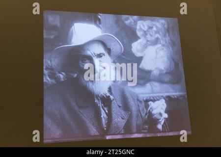 Photo de Renoir à l'exposition de ses œuvres à Budapest Banque D'Images