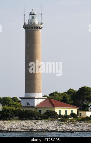 Veli Rat Lighthouse, phare actif sur l'île croate Dugi Otok, et est un point de repère bien connu près du village du même nom, Dalmatie, Banque D'Images