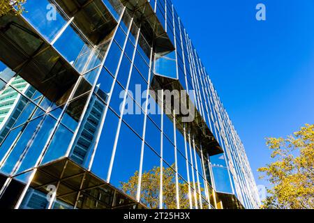 Façade en verre du bâtiment 1981 250 Euston Road abritant les hôpitaux University College London (UCLH), Londres, Angleterre Banque D'Images