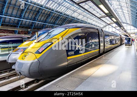 Train Eurostar classe 374 E320 sur le quai de la gare internationale de St Pancras, Londres, Angleterre Banque D'Images