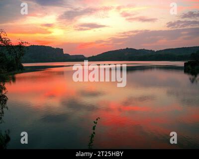 Coucher de soleil sur le lac Padam, Ranthambore, Inde 2019. Banque D'Images
