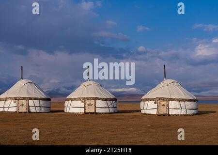 Camp de yourtes steppe kirghize, Kirghizistan Banque D'Images