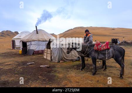 Camp de yourtes steppe kirghize, Kirghizistan Banque D'Images