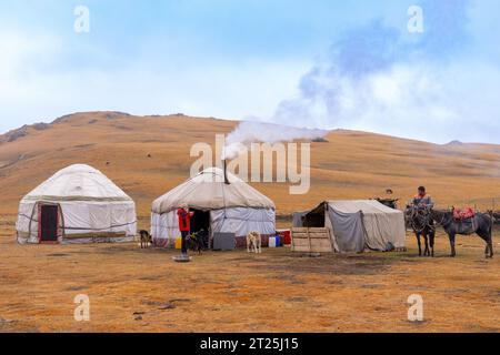 Camp de yourtes steppe kirghize, Kirghizistan Banque D'Images