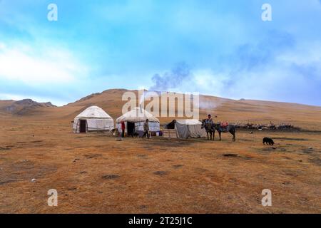 Camp de yourtes steppe kirghize, Kirghizistan Banque D'Images