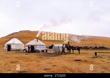 Camp de yourtes steppe kirghize, Kirghizistan Banque D'Images