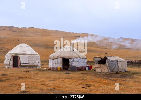 Camp de yourtes steppe kirghize, Kirghizistan Banque D'Images