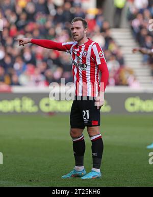 Christian Eriksen de Brentford donne des instructions à ses coéquipiers contre Burnley. - Brentford v Burnley, Premier League, Brentford Community Stadium, Londres, Royaume-Uni - 12 mars 2022 usage éditorial uniquement - des restrictions DataCo s'appliquent Banque D'Images