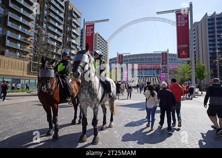 Photo du dossier datée du 16-04-2022 de la police surveillant les fans de Wembley Way. On a dit aux spectateurs de s’attendre à une présence policière très visible à Wembley pour le match de l’Angleterre contre l’Italie mardi soir, à la suite des fusillades de lundi à Bruxelles. Date d'émission : mardi 17 octobre 2023. Banque D'Images