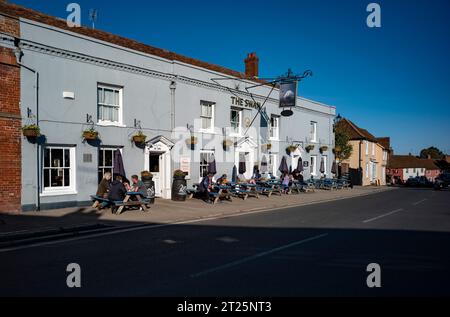 Thaxted Essex Angleterre octobre 2023 Swan Pub au Bull Ring à Thaxted un jour ensoleillé d'automne. Banque D'Images