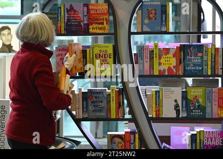 Francfort, Allemagne. 17 octobre 2023, Hesse, Frankfurt/main : sur le stand Ullstein Buchverlage Berlin à la Foire du livre de Francfort, le hibou de livre est rempli de livres. Le pays invité de la plus grande foire du livre au monde, qui se déroule jusqu'au 22 octobre 2023, est la Slovénie dans son année anniversaire. Crédit : dpa Picture alliance/Alamy Live News Banque D'Images