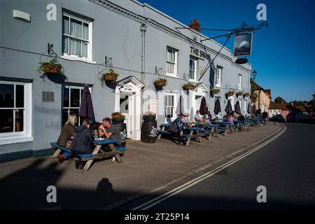 Thaxted Essex Angleterre octobre 2023 Swan Pub au Bull Ring à Thaxted un jour ensoleillé d'automne. Banque D'Images