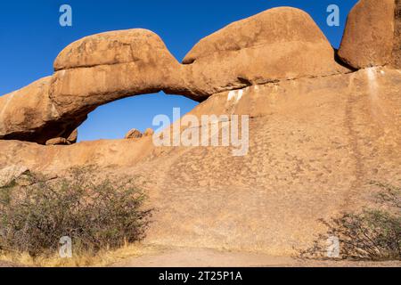 Arche de pierre. Vue d'une arche de pierre dans une zone montagneuse. Ces arches sont formées par l'érosion plus rapide du soft rock que les plus difficiles Banque D'Images