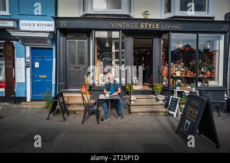 Thaxted Essex Angleterre octobre 2023 déguster un café dans le café Thaxted Vintage style. Banque D'Images