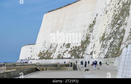 Brighton Royaume-Uni 17 octobre 2023 - calme avant que la tempête Babet arrive alors que les marcheurs profitent du soleil le long de la promenade sous la falaise à Saltdean près de Brighton. La tempête Babet devrait arriver en Grande-Bretagne à partir de demain apportant vents forts et fortes pluies : Credit Simon Dack / Alamy Live News Banque D'Images