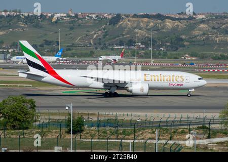 Avión de carga Boeing 777F de la aerolínea Emirates SkyCargo en el aeropuerto de Barajas Banque D'Images