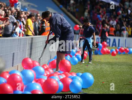 Les fans de Crystal Palace lâchent des ballons alors que les joueurs marchent sur le terrain et le coup d'envoi est légèrement retardé tandis que le débardeur de Crystal Palace essaie frénétiquement de débarrasser le terrain de Selhurst Park de centaines de ballons rouges et bleus. - Crystal Palace v Watford, Premier League, Selhurst Park, Londres - 7 mai 2022 usage éditorial uniquement - des restrictions DataCo s'appliquent Banque D'Images