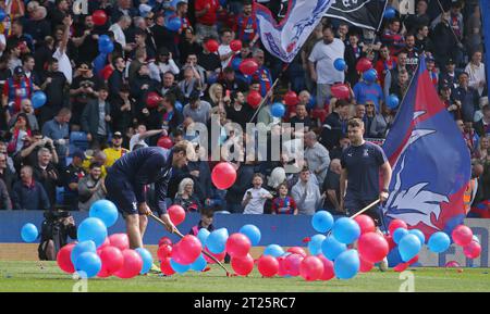 Les fans de Crystal Palace lâchent des ballons alors que les joueurs marchent sur le terrain et le coup d'envoi est légèrement retardé tandis que le débardeur de Crystal Palace essaie frénétiquement de débarrasser le terrain de Selhurst Park de centaines de ballons rouges et bleus. - Crystal Palace v Watford, Premier League, Selhurst Park, Londres - 7 mai 2022 usage éditorial uniquement - des restrictions DataCo s'appliquent Banque D'Images