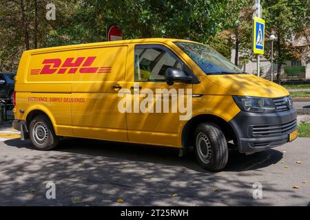 Almaty, Kazakhstan - 25 août 2023 : une voiture Volkswagen transporter de la société DHL dans le parking. Livraison internationale Banque D'Images