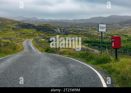 La Golden Road est une route panoramique à voie unique qui serpente à travers le paysage accidenté de l'île de Harris, offrant une vue imprenable sur l'Atlantique O. Banque D'Images