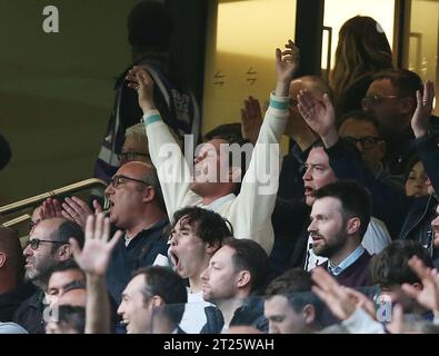 L'acteur Rafferty Law & fils de Jude Law est animé alors qu'il regarde Tottenham Hotspur contre Arsenal depuis les tribunes du Tottenham Hotspur Stadium, à Londres. - Tottenham Hotspur v Arsenal, Premier League, Tottenham Hotspur Stadium, Londres, Royaume-Uni - 12 mai 2022 usage éditorial uniquement - des restrictions DataCo s'appliquent Banque D'Images