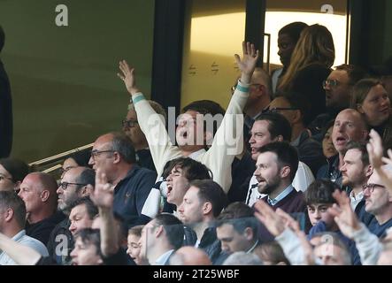 L'acteur Rafferty Law & fils de Jude Law est animé alors qu'il regarde Tottenham Hotspur contre Arsenal depuis les tribunes du Tottenham Hotspur Stadium, à Londres. - Tottenham Hotspur v Arsenal, Premier League, Tottenham Hotspur Stadium, Londres, Royaume-Uni - 12 mai 2022 usage éditorial uniquement - des restrictions DataCo s'appliquent Banque D'Images