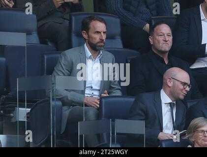 Gareth Southgate, entraîneur anglais, regarde Tottenham Hotspur contre Arsenal depuis les tribunes du Tottenham Hotspur Stadium, à Londres. - Tottenham Hotspur v Arsenal, Premier League, Tottenham Hotspur Stadium, Londres, Royaume-Uni - 12 mai 2022 usage éditorial uniquement - des restrictions DataCo s'appliquent Banque D'Images