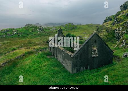 La Golden Road est une route panoramique à voie unique qui serpente à travers le paysage accidenté de l'île de Harris, offrant une vue imprenable sur l'Atlantique O. Banque D'Images