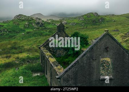 La Golden Road est une route panoramique à voie unique qui serpente à travers le paysage accidenté de l'île de Harris, offrant une vue imprenable sur l'Atlantique O. Banque D'Images