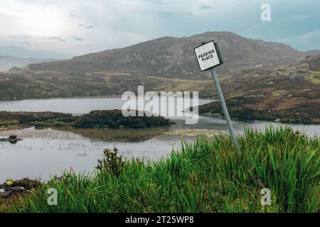 La Golden Road est une route panoramique à voie unique qui serpente à travers le paysage accidenté de l'île de Harris, offrant une vue imprenable sur l'Atlantique O. Banque D'Images