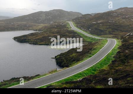 La Golden Road est une route panoramique à voie unique qui serpente à travers le paysage accidenté de l'île de Harris, offrant une vue imprenable sur l'Atlantique O. Banque D'Images