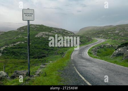 La Golden Road est une route panoramique à voie unique qui serpente à travers le paysage accidenté de l'île de Harris, offrant une vue imprenable sur l'Atlantique O. Banque D'Images
