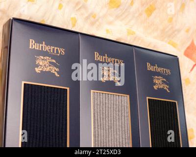 Chaussettes Burberrys. Burberry Group plc est une maison de couture britannique de luxe fondée en 1856 par Thomas Burberry et dont le siège social est à Londres, en Angleterre. Banque D'Images