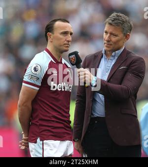 Mark Noble de West Ham United est ému en parlant avec Ben Shepard, présentateur TV, après son dernier match pour West Ham United au London Stadium contre Manchester City. - West Ham United v Manchester City, Premier League, London Stadium, Londres, Royaume-Uni - 15 mai 2022 usage éditorial uniquement - des restrictions DataCo s'appliquent Banque D'Images